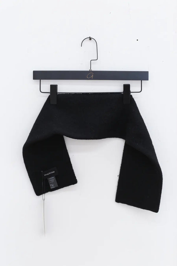 Un Morceau Wool Short Scarf UM222PS01 Black PUM43